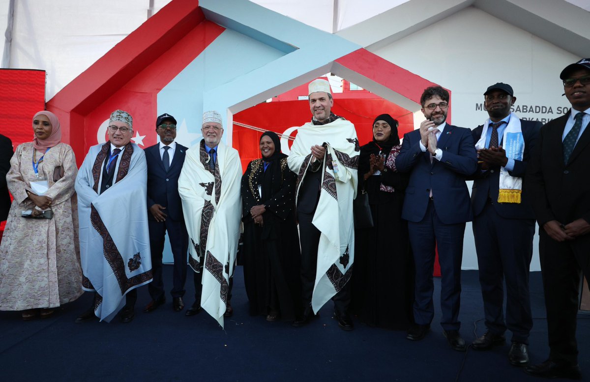 mustafaelitas's tweet photo. 📍AFRİKA, SOMALİ, MOGADİŞU…

HAYDİ BİSMİLLAH

Bugün sadece suların derinliğine inmiyoruz, tarihin de derinliklerine iniyoruz.

Bugün sadece petrol aramıyoruz, medeniyetimizin de izlerini arıyoruz.

Bugün kapital zenginlik peşinde değiliz, medeniyetimizin gönül zenginliğini yeniden buluşturmak için yola çıkıyoruz.

Çünkü bu yolculuk; sadece bir arama faaliyeti değil, bir irade beyanıdır.
Çünkü bu yolculuk;  sadece bir teknik hamle değil, bir medeniyet yürüyüşüdür.

42 metre genişliği, 228 metre uzunluğu ve 12.000 metre sondaj kabiliyeti ile yalnızca teknolojinin değil, bir milletin azminin ve vizyonunun da taşıyıcısı olan tarihi misyon gemimiz Çağrı Bey’i, Somali’nin başkenti Mogadişu’da düzenlenen anlamlı törenin ardından, tarihimizin ilk yurt dışı derin deniz sondajı için CURAD-1 kuyusuna umutla, ümitle ve dualarla uğurladık.

Bu uğurlayış; yalnızca bir gemiyi değil, bir kardeşliği, bir istikameti, bir ortak geleceği sabırla ve dua ile umut dolu bir bekleyişin uğurlamasıdır.

Bugün burada yalnızca bir sondaj faaliyetine başlamıyoruz…
Türkiye ile Somali arasında tarihe geçecek yeni bir enerji ortaklığının kapısını aralıyoruz.

Bugün burada yalnızca bir kuyuya sondaj indirmiyoruz, iki ülkenin kaderine umut, iki milletin geleceğine istikamet belirliyoruz.

Bugün burada yalnızca teknik bir adım atmıyoruz, Türkiye’nin denizlerde büyüyen vizyonunu Afrika’nın ufuklarıyla buluşturuyoruz.

Bu adım; enerjide bağımsızlık kararlılığımızın, stratejik derinliğimizin, kardeşlik hukukuna dayalı dış politika anlayışımızın en güçlü tezahürlerinden biridir.

Bugün hem Türkiye’nin hem de Somali’nin enerji tarihinde yepyeni bir sayfa açıyoruz.
Bugün sınırlarımızı aşan ilk yurt dışı derin deniz sondajımız için Bismillah diyoruz.
Bugün sadece bir sondaj başlatmıyoruz:
Bir ufuk başlatıyoruz.
Bir istikamet başlatıyoruz.
Bir gelecek başlatıyoruz.

Ve bugün hep birlikte, kararlılıkla ve inançla #EnerjideTamBağımsızTürkiye hedefi için
denizlerin derinliklerine yeni bir tarih yazıyoruz.

TEŞEKKÜRLER @RTErdogan.

@TCEnerji
@aBayraktar1