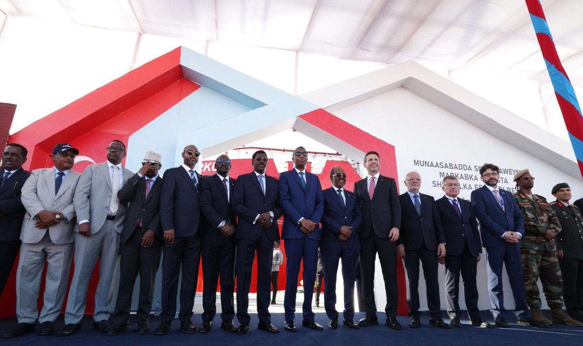 mustafaelitas's tweet photo. 📍AFRİKA, SOMALİ, MOGADİŞU…

HAYDİ BİSMİLLAH

Bugün sadece suların derinliğine inmiyoruz, tarihin de derinliklerine iniyoruz.

Bugün sadece petrol aramıyoruz, medeniyetimizin de izlerini arıyoruz.

Bugün kapital zenginlik peşinde değiliz, medeniyetimizin gönül zenginliğini yeniden buluşturmak için yola çıkıyoruz.

Çünkü bu yolculuk; sadece bir arama faaliyeti değil, bir irade beyanıdır.
Çünkü bu yolculuk;  sadece bir teknik hamle değil, bir medeniyet yürüyüşüdür.

42 metre genişliği, 228 metre uzunluğu ve 12.000 metre sondaj kabiliyeti ile yalnızca teknolojinin değil, bir milletin azminin ve vizyonunun da taşıyıcısı olan tarihi misyon gemimiz Çağrı Bey’i, Somali’nin başkenti Mogadişu’da düzenlenen anlamlı törenin ardından, tarihimizin ilk yurt dışı derin deniz sondajı için CURAD-1 kuyusuna umutla, ümitle ve dualarla uğurladık.

Bu uğurlayış; yalnızca bir gemiyi değil, bir kardeşliği, bir istikameti, bir ortak geleceği sabırla ve dua ile umut dolu bir bekleyişin uğurlamasıdır.

Bugün burada yalnızca bir sondaj faaliyetine başlamıyoruz…
Türkiye ile Somali arasında tarihe geçecek yeni bir enerji ortaklığının kapısını aralıyoruz.

Bugün burada yalnızca bir kuyuya sondaj indirmiyoruz, iki ülkenin kaderine umut, iki milletin geleceğine istikamet belirliyoruz.

Bugün burada yalnızca teknik bir adım atmıyoruz, Türkiye’nin denizlerde büyüyen vizyonunu Afrika’nın ufuklarıyla buluşturuyoruz.

Bu adım; enerjide bağımsızlık kararlılığımızın, stratejik derinliğimizin, kardeşlik hukukuna dayalı dış politika anlayışımızın en güçlü tezahürlerinden biridir.

Bugün hem Türkiye’nin hem de Somali’nin enerji tarihinde yepyeni bir sayfa açıyoruz.
Bugün sınırlarımızı aşan ilk yurt dışı derin deniz sondajımız için Bismillah diyoruz.
Bugün sadece bir sondaj başlatmıyoruz:
Bir ufuk başlatıyoruz.
Bir istikamet başlatıyoruz.
Bir gelecek başlatıyoruz.

Ve bugün hep birlikte, kararlılıkla ve inançla #EnerjideTamBağımsızTürkiye hedefi için
denizlerin derinliklerine yeni bir tarih yazıyoruz.

TEŞEKKÜRLER @RTErdogan.

@TCEnerji
@aBayraktar1