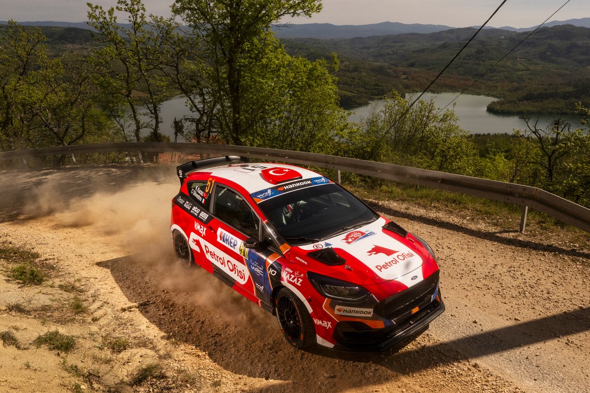 deltazamanif1's tweet photo. 🇹🇷 HIRVATİSTAN RALLİSİNDE İLK GÜN SONUNDA TEMSİLCİLERİMİZ NEREDELER?

ALİ TÜRKKAN - JWRC(P2) / WRC3(P1)
KEREM KAZAZ - JWRC(P5) / WRC3(P3)
UĞUR SOYLU  - WRC2(P18) / WRC MASTERS(P2)

Ali Türkkan WRC3 kategorisinde 3 etap galibiyeti ile günü lider kapatırken JWRC'de Calle Carlberg'in arkasında 2. sırada günü tamamladı.