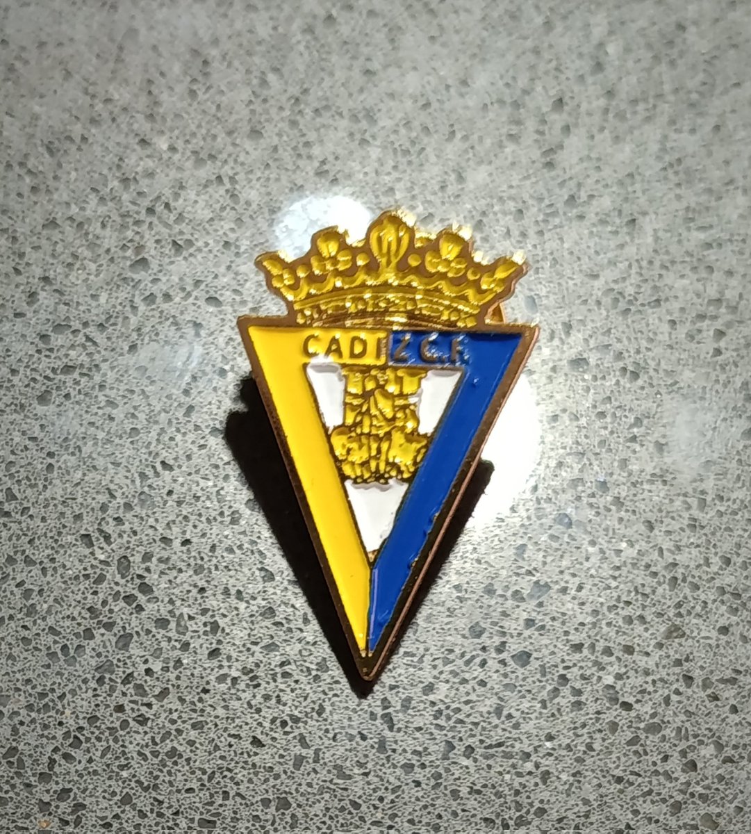 Regalito de <a href="/Juandiazzz_/">Juan Díaz</a> y familia en el día de su renovación con el <a href="/Cadiz_CF/">Cádiz Club de Fútbol</a>!!! Muchas gracias por el detalle, Amigos!!! Toda la suerte del mundo para seguir disfrutando de lo que te apasiona!!! Fuerte abrazo!!!