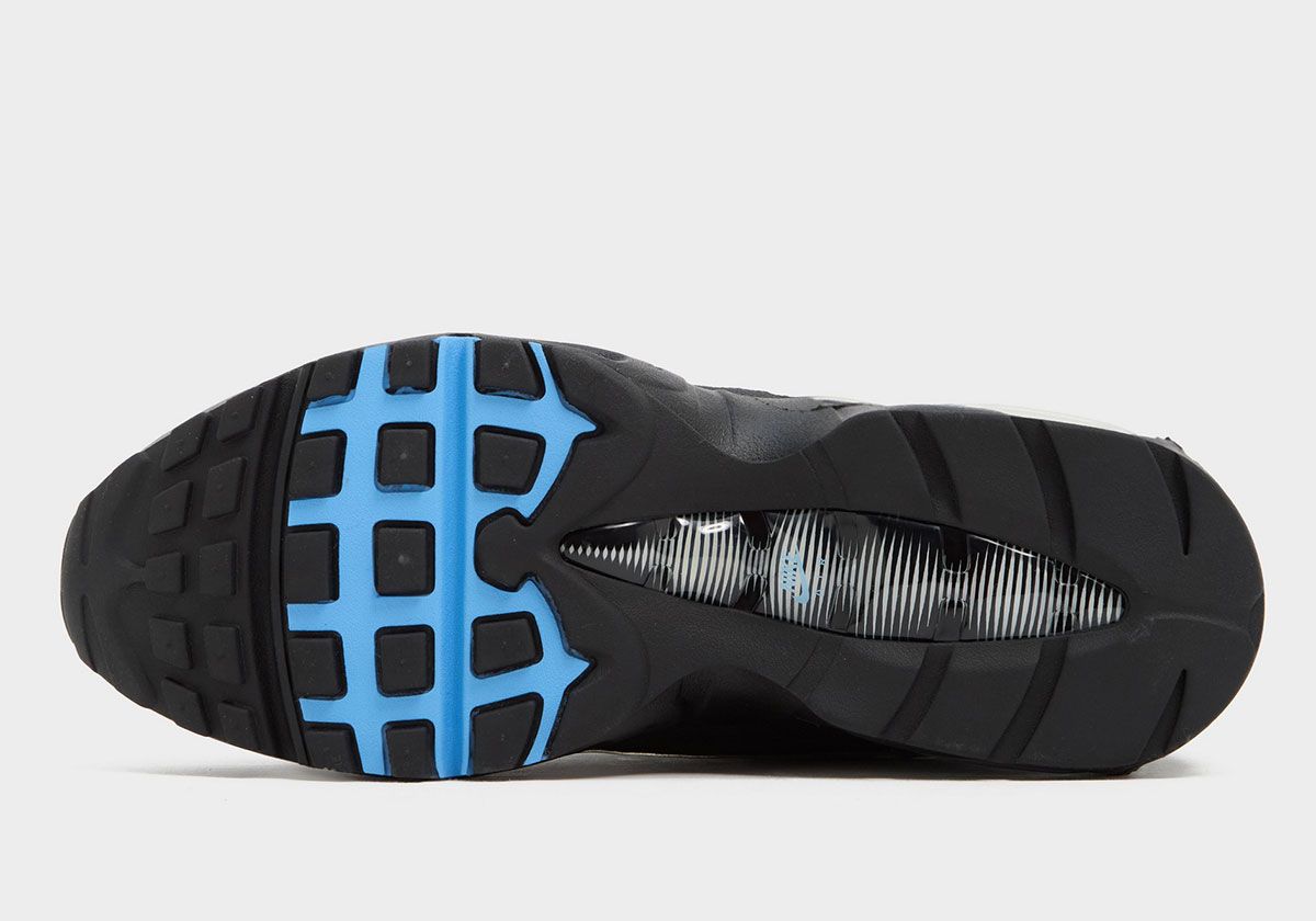 SneakerNews's tweet image. The Nike Air Max 95 takes on translucent uppers in this "Black/University Blue" 💎

⌛ Available now overseas, stateside release pending 

Read more: buff.ly/koARS7A