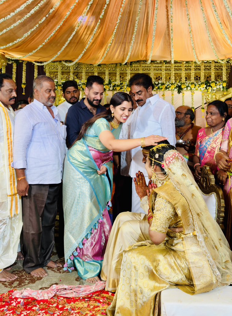 syamalaconnects's tweet photo. వైయస్ఆర్ కాంగ్రెస్ పార్టీ పల్నాడు జిల్లా అధ్యక్షులు శ్రీ పిన్నెల్లి రామకృష్ణారెడ్డి @PrkYsrcp గారి మేనకోడలు సౌమ్య మరియు ఉదయకు��ార్ రెడ్డి ల వివాహ వేడుకలో పాల్గొని నూతన వధూవరులను ఆశీర్వదించడం జరిగింది.

#SyamalaConnects #YSRCP  #AndhraPradesh https://t.co/IZMeSXlQBC