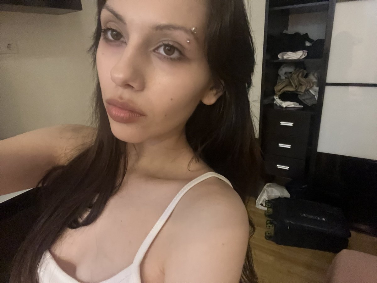 арина tweet media