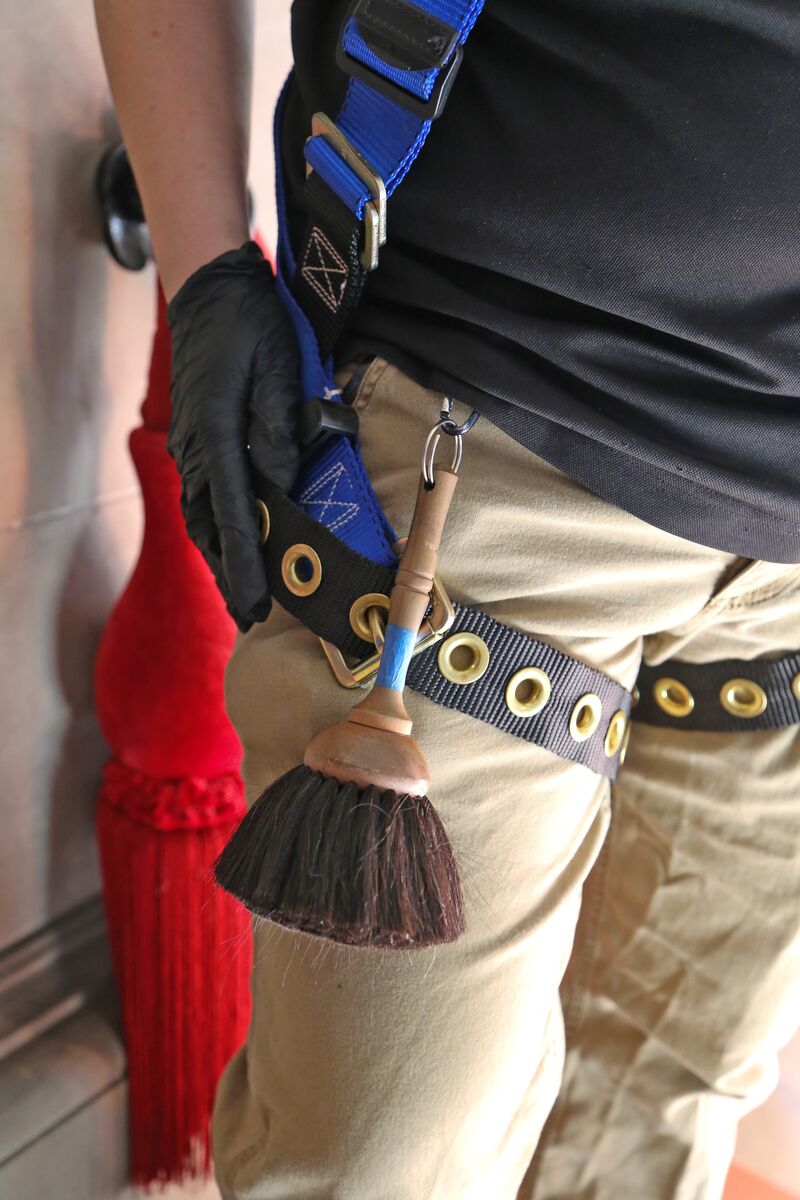 BiltmoreEstate's tweet image. #SpringCleaning: Our Housekeeping Team works tirelessly to ensure the Gilded Age Mansion is spotless...both for cleanliness and preservation reasons! 

Discover how they clean our 1,700-pound Grand Staircase chandelier: bit.ly/4s0VXTX