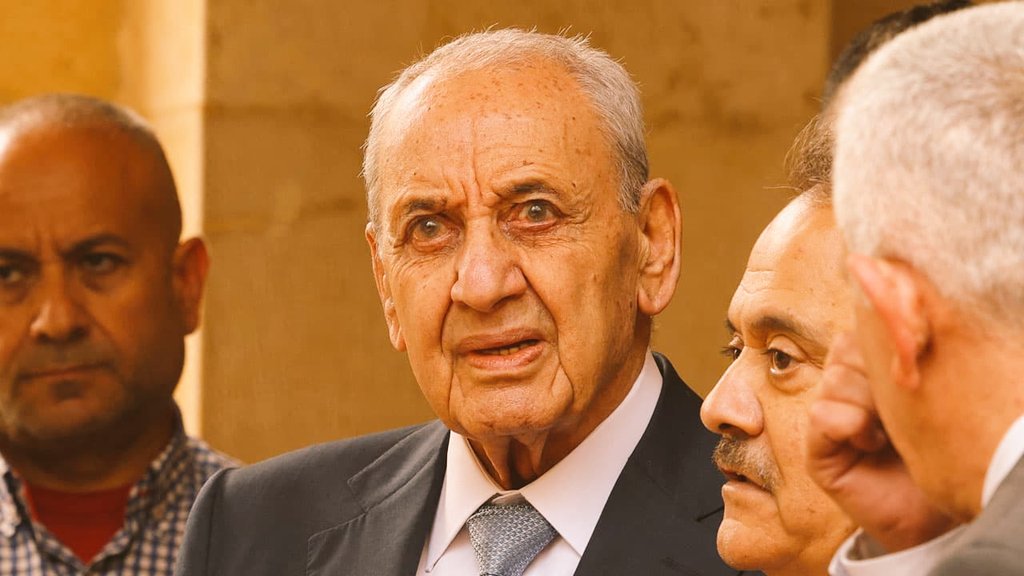يجدد المكتب الاعلامي لرئيس مجلس النواب #نبيه_بري التأكيد بأن المكتب الاعلامي لرئيس المجلس النيابي هو الجهة الوحيدة المخولة التي يتم من خلالها نشر مواقف الرئيس بري الرسمية علانية وليس عبر مصادر او زوار