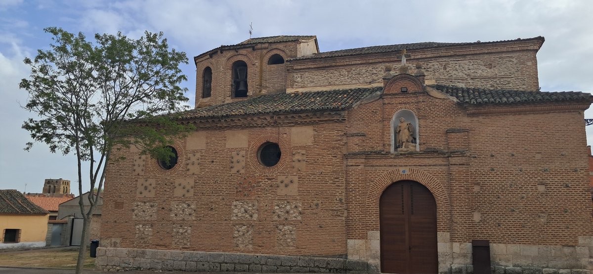 Valladolidnatu2's tweet photo. Olmedo, la villa de murallas y caballero.
#valladolid
#castillayleón https://t.co/DJf0T770cu