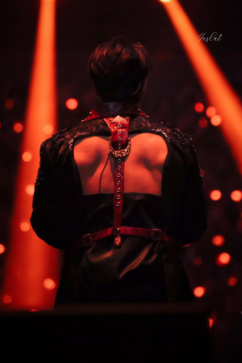 walkinhae15's tweet photo. Cada día salen más fotos de la espalda de Donghae en ese traje 😭 (no es queja, claroqueno 🫦) https://t.co/t8KurF4jho