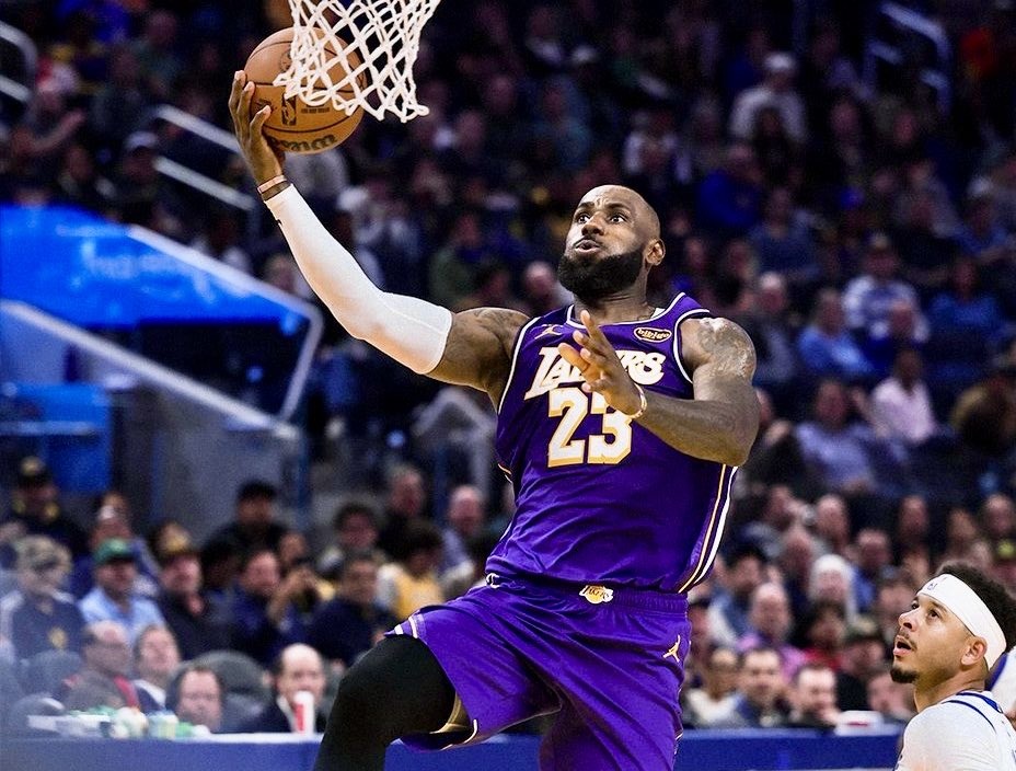 YostinNBA's tweet photo. Jugadores con más temporadas de 20-5-5 en la historia:

1. LeBron: 23
2. Bird: 10
2. Kobe: 10
2. Robertson: 10
2. Harden: 10
6. Giannis: 9
6. Westbrook: 9
6. Jordan: 9
9. Doncic: 8
9. Durant: 8

Basta de comparar a este tipo con otros. Está un escalón por encima del resto. https://t.co/1hClahZBKi