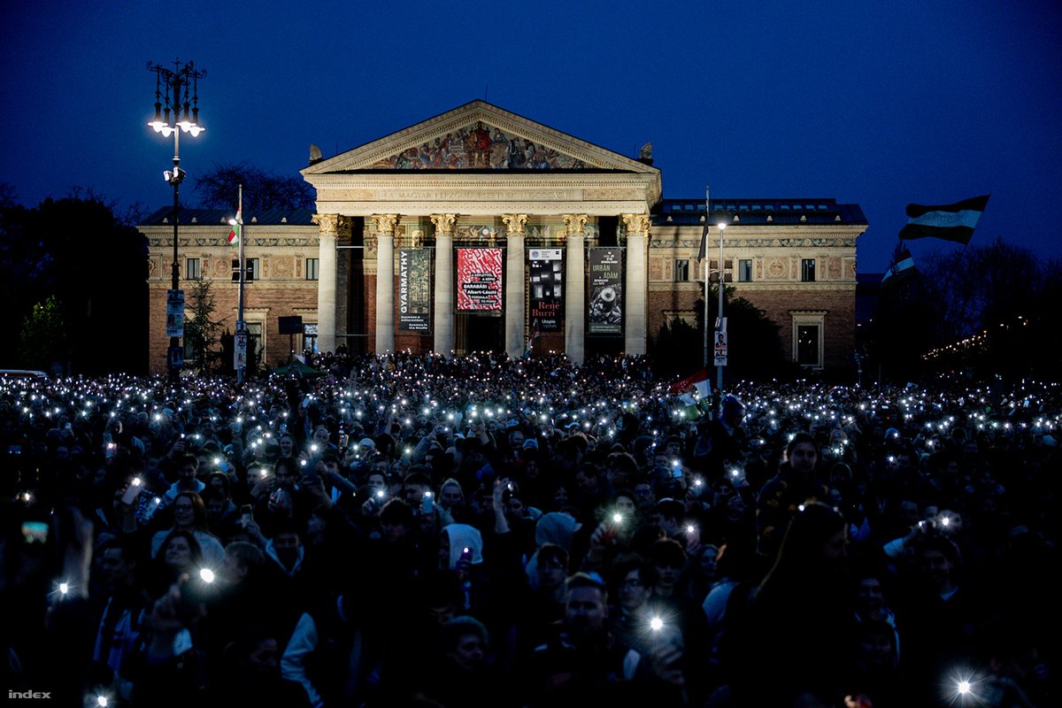 indexhu's tweet image. Rendszerbontó koncert: „Ez egy üzenet, hogy le kell váltani végre a Gucci–Ferrari-kalifátus ál-elitjét”

index.hu/belfold/2026/0…

Fotó: Szollár Zsófi / Index

#Hungary #concert #Budapest #government #Tisza #indexhu