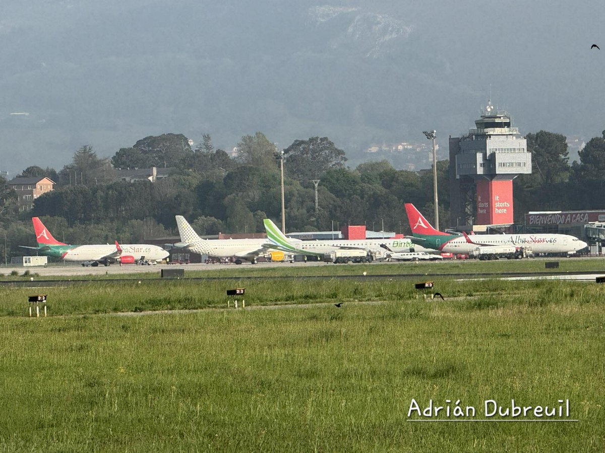 AParayas's tweet image. ✈️ LA FOTO DEL DIA

Así estaba el #Aeropuerto Seve Ballesteros  - #Santander 👇

2️⃣ #Boeing737 de #AlbaStar junto al #Embraer de @BinterCanarias y #Airbus320 de @vueling 

📸 Adrián Dubreuil  👏👏👏