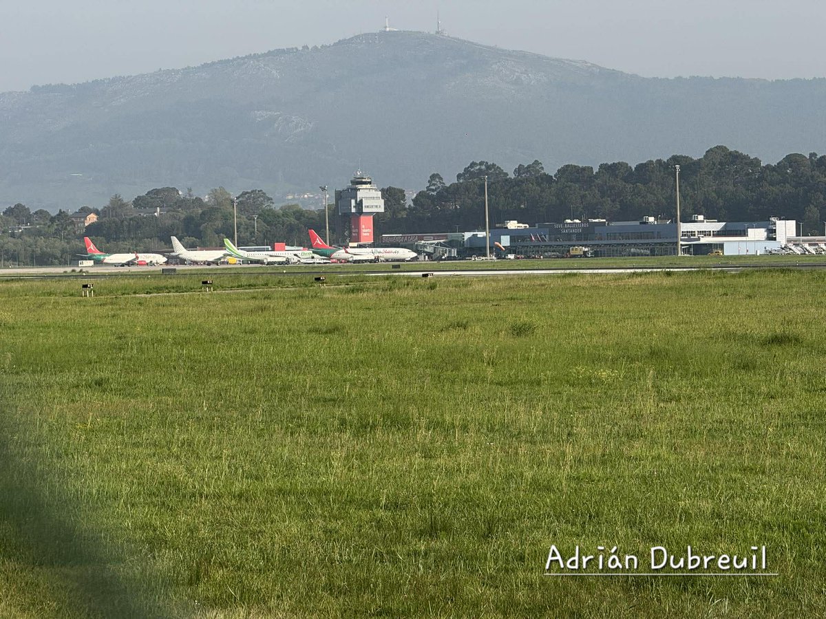 AParayas's tweet image. ✈️ LA FOTO DEL DIA

Así estaba el #Aeropuerto Seve Ballesteros  - #Santander 👇

2️⃣ #Boeing737 de #AlbaStar junto al #Embraer de @BinterCanarias y #Airbus320 de @vueling 

📸 Adrián Dubreuil  👏👏👏