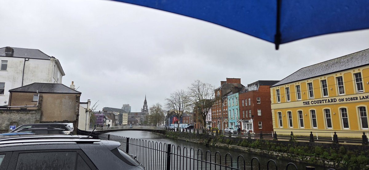 fitzyok's tweet image. Fáilte ar ais go hÉirinn(welcome back to Ireland). An lá ina lathaigh(a miserable day). An margadh lán de shiopadóirí/turasóirí(market full of shoppers/tourists). 
Ní hé lá na báistí🌧 lá na bpáistí👪(day of rain is not the day of children).
#100DaysofGaeilge 
#100daysofwalking
