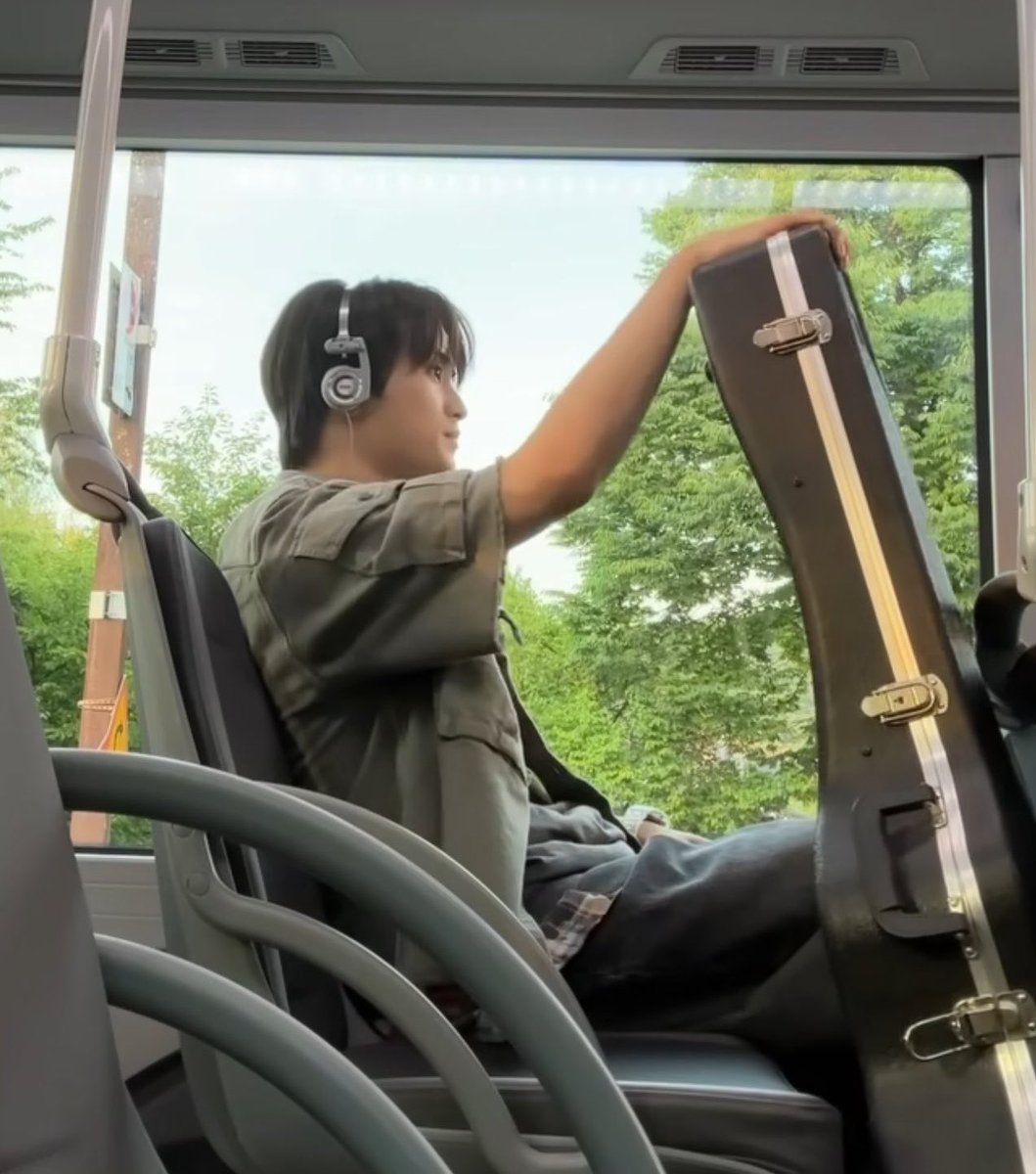 หยุดยาวสงกรานต์…หลายวัน…
นั่งรถ กลับบ้าน มาหาแม่สิ…
แม่จะตำน้ำพริกให้กิน…
แตงโม ก็มี…นะ หรือ..ไก่ทอด แม่ทอดให้…
ลูกจะกินอะไร…ลงไลน์แจ้งแม่ไว้.
รีบมานะลูก แม่รอ…