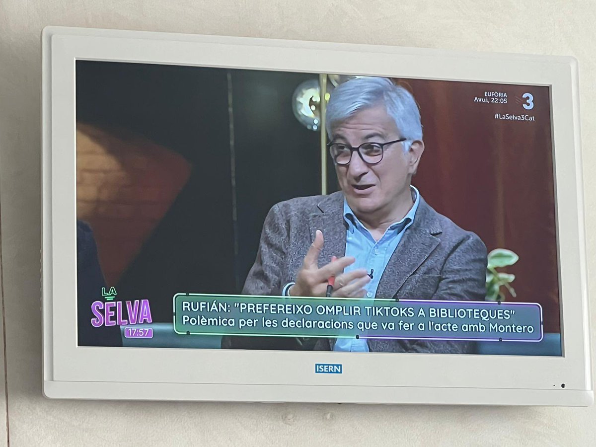 JotaMSilvaA's tweet image. Avui he tornat a #laselva de @som3cat TV3 amb el gran @xgraset i el seu equip. Hem parlat de @gabrielrufian i la seva opinió sobre el #tiktok i les biblioteques. No deixeu mai de llegir! 🙂🙂