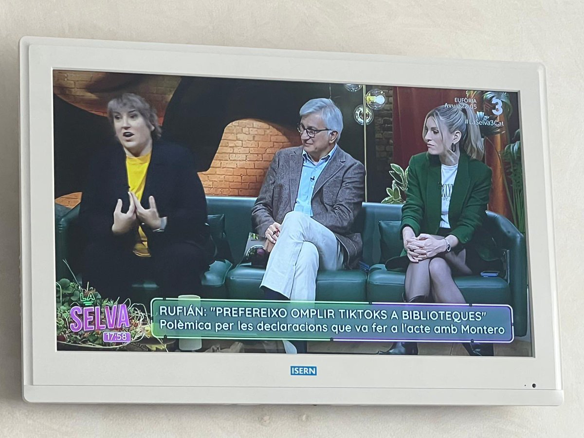 JotaMSilvaA's tweet image. Avui he tornat a #laselva de @som3cat TV3 amb el gran @xgraset i el seu equip. Hem parlat de @gabrielrufian i la seva opinió sobre el #tiktok i les biblioteques. No deixeu mai de llegir! 🙂🙂