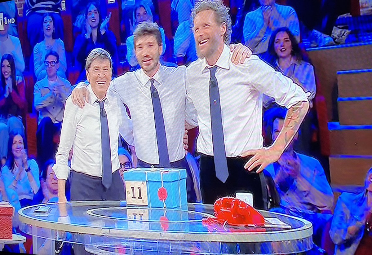 Qui. Quo. Qua. #photopportunity #affarituoi <a href="/lorenzojova/">Lorenzo Jovanotti</a> <a href="/ste_demartino/">Stefano De Martino</a> #giannimorandi 💙💙💙