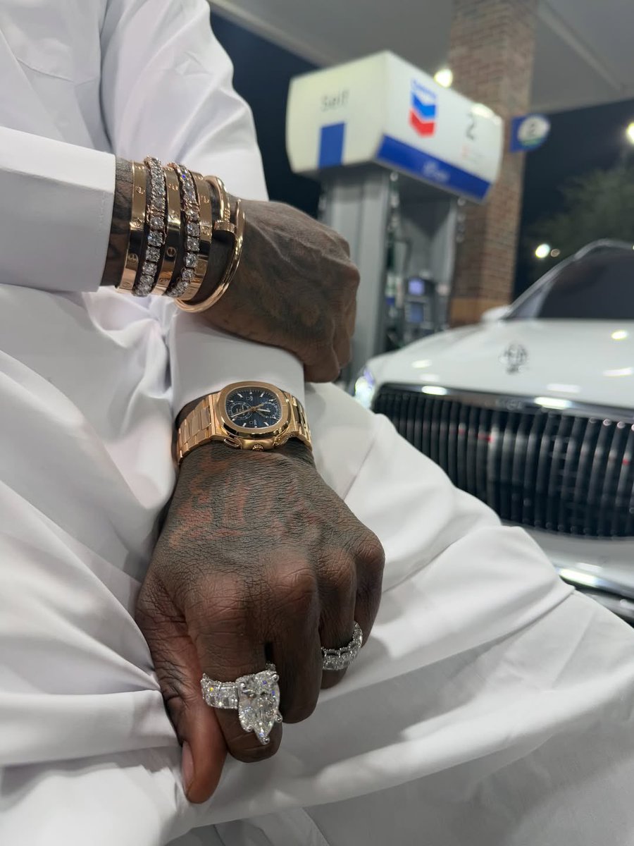 _kobbiice's tweet image. Moneybagg Yo goes all-white drip #drip #swag