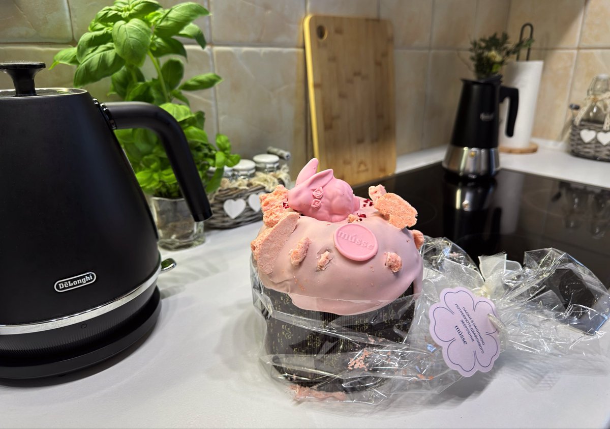 Ви оце сварилися за паски, а я цього сезону їла і італійські панетоне, і пасочку Кулінічі за 200, і ту саму крафтову із столичного закладу за багато гривнів принесла сьогодні додому (але гарна!)

Вердикт: всі різні, всі смачні, та наступного року треба нарешті спекти власноруч