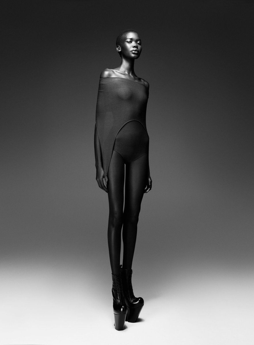 jeanmicheldames's tweet photo. Elle Magazine 
Shot by Willy Vanderperre
Styled by Paul Sinclaire

Editorial includes Coat, boots by Beilu Song and bodysuit by Alaïa with Marc Jacobs boots. https://t.co/JmxOUDnZ2n