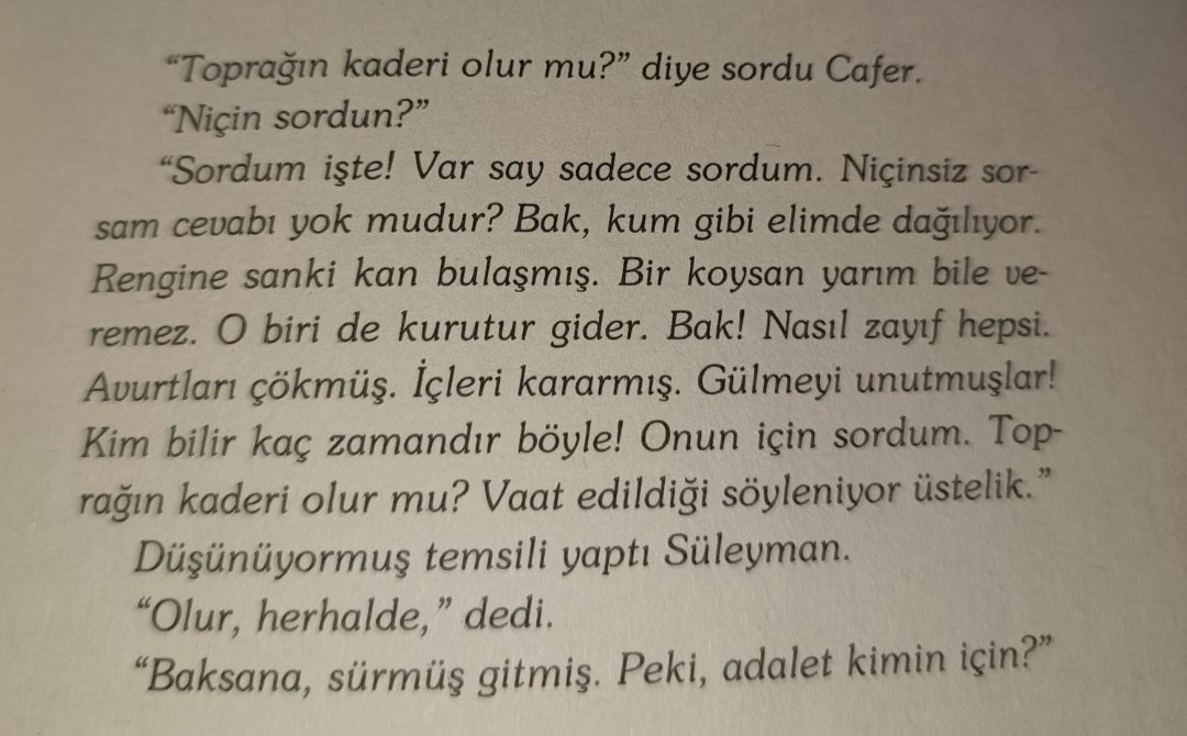 Rengine sanki kan bulaşmış.