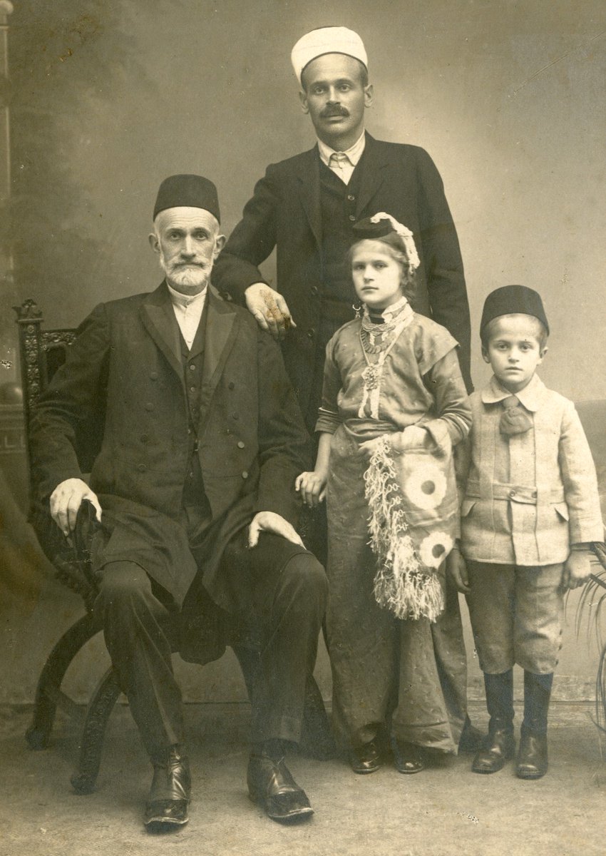 ismailvefa's tweet photo. Sizlere güzel bir haber vereyim. 

Bosnalı tarihçi Muhammed Enveri Kadic'in, 1364 ile 1928 yılları arasındaki Bosna tarihine dair belge derlemesinden oluşan ve "Tarih-i Enveri" ismiyle bilinen 28 cilt, 11 bin sayfalık eseri dijital ortama aktarıldı.

Türk Tarih Kurumu ve Gazi Hüsrev Bey Kütüphanesi işbirliğiyle yıllar süren çalışmaların ardından eserlerin özetleri artık Türkçe, Boşnakça ve İngilizce olarak okunabilecek.

Kadic, Osmanlı Bosnasında 1855 yılında doğan ve uzun yıllar devlet hizmetinde çalışan önemli bir adam. (Allah rahmet eylesin)
Kadic'in, yaklaşık 60 yıl boyunca Bosna tarihine ilişkin topladığı bilgileri içeren 28 ciltlik eserinin içinde Osmanlı belgeleri (fermanlar, beratlar, buyruldular, vakfiyeler, vasiyetnameler ve diğerleri), seyahatnameler, kronikler, siciller, mecmualar, divanlar ve çeşitli metinlerden yapılan nakil ve kayıtlar bulunuyor. 

Kronolojik olarak hazırlanan eserde yer alan ilk belge, 1363 yılında Osmanlı padişahı 1. Murad Hüdavendigar Han'ın ordusu ile Macar-Sırp-Bosna-Eflak güçleri arasında gerçekleşen ve Sırpsındığı olarak bilinen savaşa ait. Son belge ise hicri 1346 (miladi 1928) tarihli olup Saraybosna'da o dönemde vefat eden önemli kişilere ilişkin kaydı içeriyor.

İlgili esere şu linkten ulaşabilirsiniz...
👇
https://t.co/JXdfUQgqii

Fotoğrafta, oturan yaşlı adam Muhammed Enveri Kadic, ayakta olan oğlu ve çocuklar da torunları...