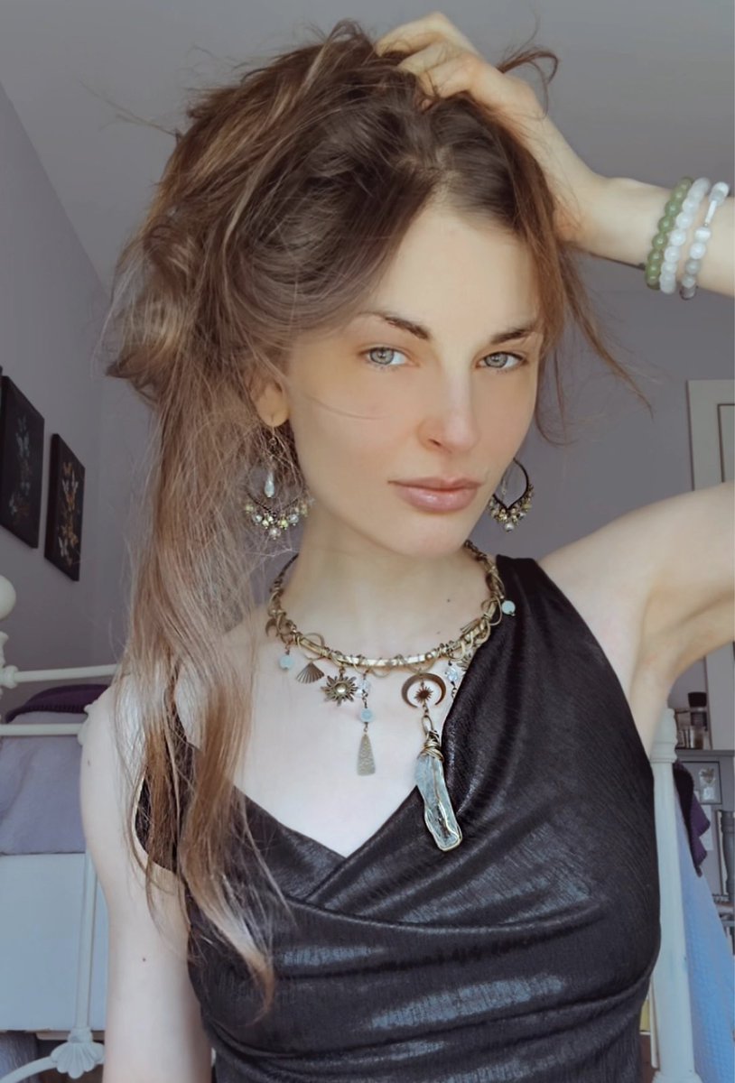 amykdebellis's tweet photo. Sometimes you just gotta pile your hair on top of your head and feel like Aphrodite 🐚 https://t.co/E5RbNUf73H