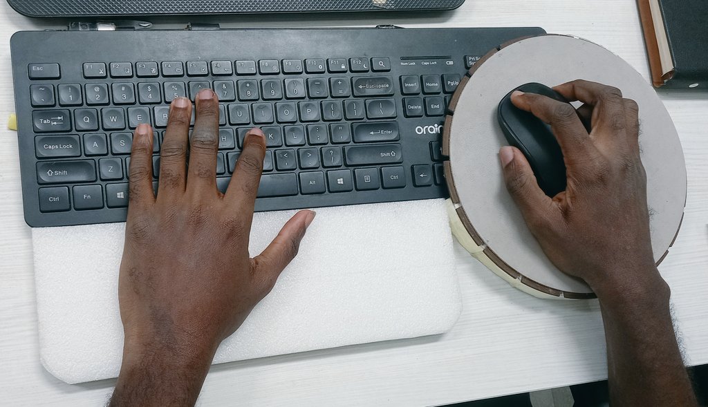 al_bertoid's tweet image. Tested it out today.
There's room for improvement. 

#masso 
#ergonomics
#mouse #keyboard
#productDesign