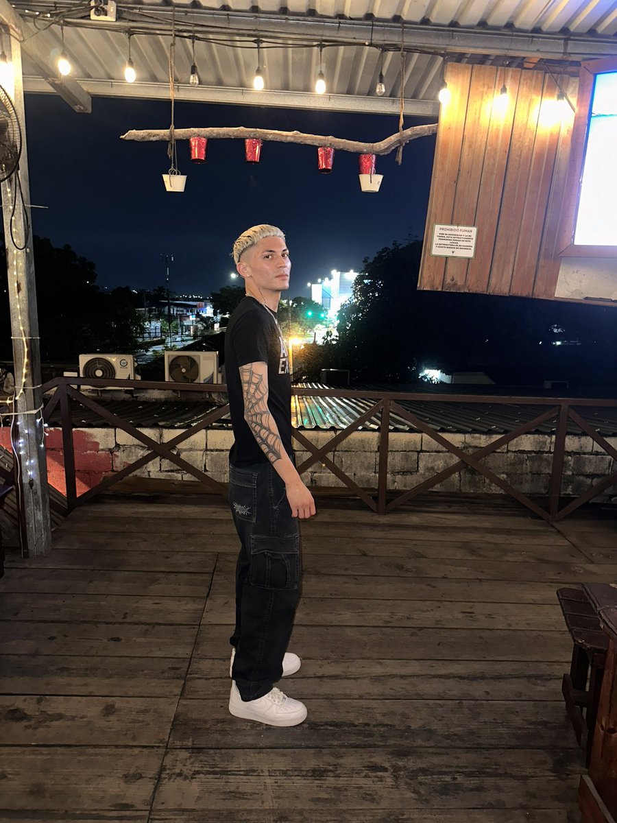 _davidgalo's tweet photo. You wanna be cool, but you're makin' me mad
Bite my lip, it starts to bleed 🩸 https://t.co/itcTieMCWD