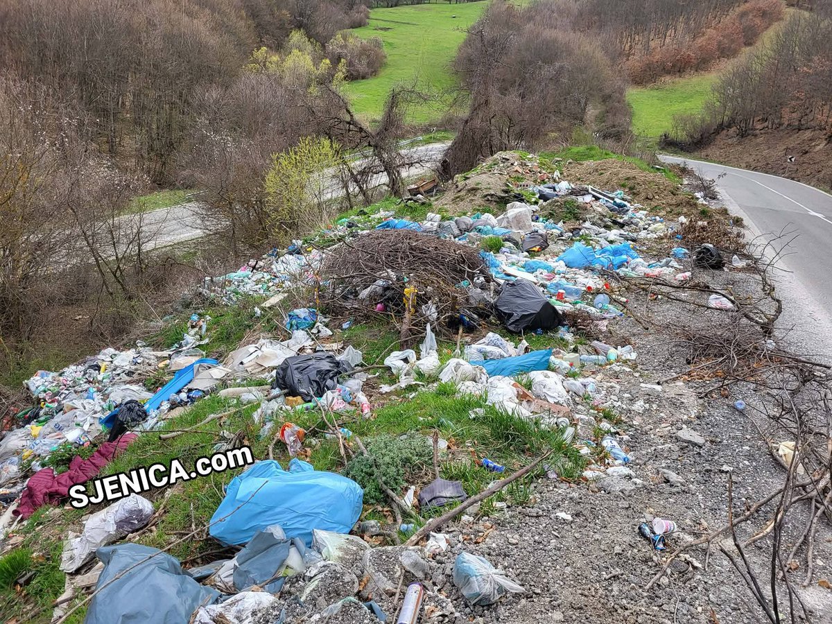 Sjenicacom's tweet photo. Bujrum te u Dugu Poljanu, imamo sveže bačeno smeće na sve načine.
Jal vam volja sa smradom ustajalosti, jal vam volja sa smradom užeglosti, jal vam volja sa ostacima raznih začina, poput gov.ana, usmrđelih limenki od piva i sokova. Na meniju imamo sve. 👇🏼 https://t.co/49Ji33530y