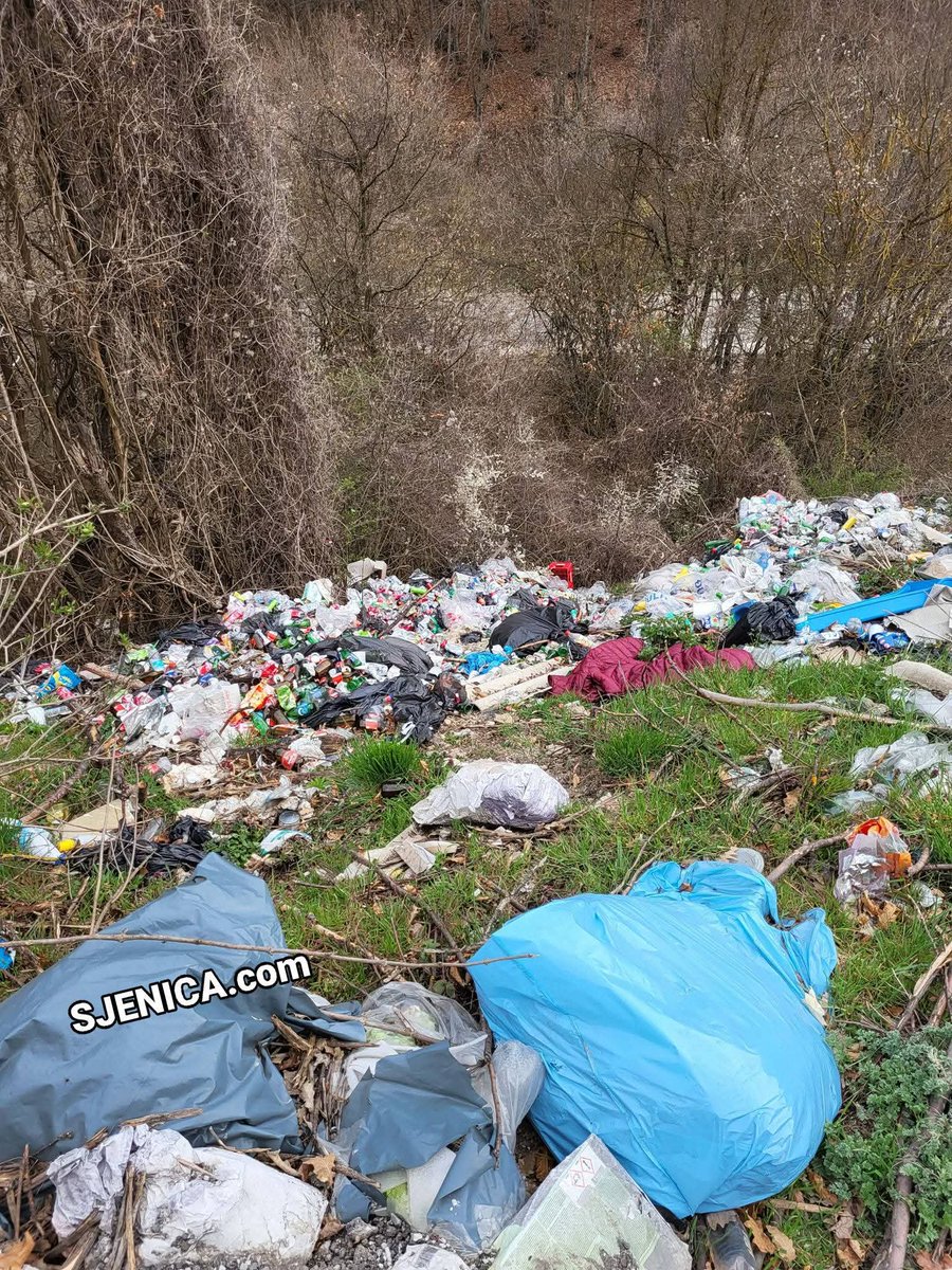 Sjenicacom's tweet photo. Bujrum te u Dugu Poljanu, imamo sveže bačeno smeće na sve načine.
Jal vam volja sa smradom ustajalosti, jal vam volja sa smradom užeglosti, jal vam volja sa ostacima raznih začina, poput gov.ana, usmrđelih limenki od piva i sokova. Na meniju imamo sve. 👇🏼 https://t.co/49Ji33530y