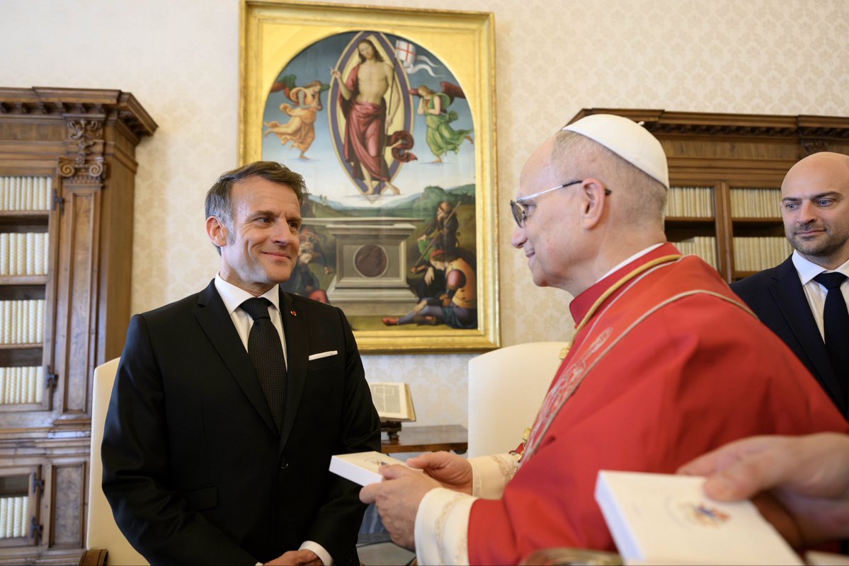FranceauVatican's tweet image. Au Palais apostolique, @Pontifex_fr et le président, @EmmanuelMacron se sont rencontrés pour la première fois officiellement. Des échanges cordiaux ont porté sur les enjeux de paix et les crises internationales, plaçant le dialogue et la diplomatie au cœur des discussions.