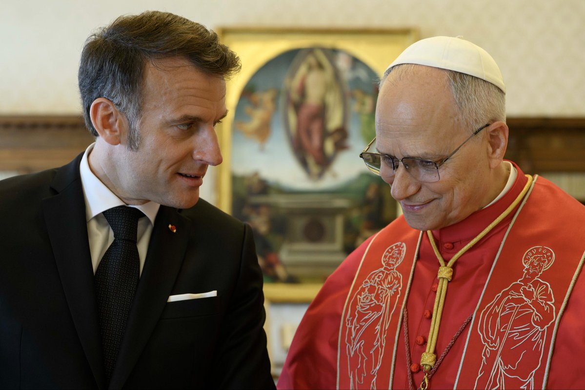 FranceauVatican's tweet image. Au Palais apostolique, @Pontifex_fr et le président, @EmmanuelMacron se sont rencontrés pour la première fois officiellement. Des échanges cordiaux ont porté sur les enjeux de paix et les crises internationales, plaçant le dialogue et la diplomatie au cœur des discussions.