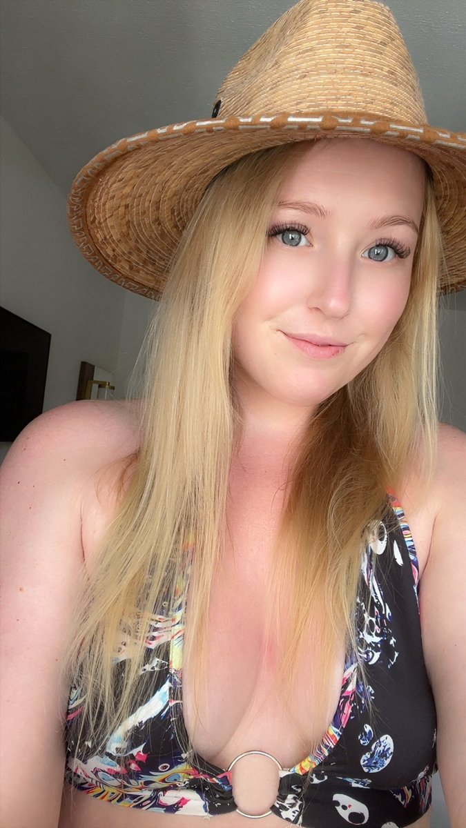 brittmann's tweet photo. It’s honestly quite unbelievable that a pasty goblin like myself is not burnt as fuck after 4 full days in the Mexican sun. 
Pray the lords for SPF 50. https://t.co/LGGwF4CwqS