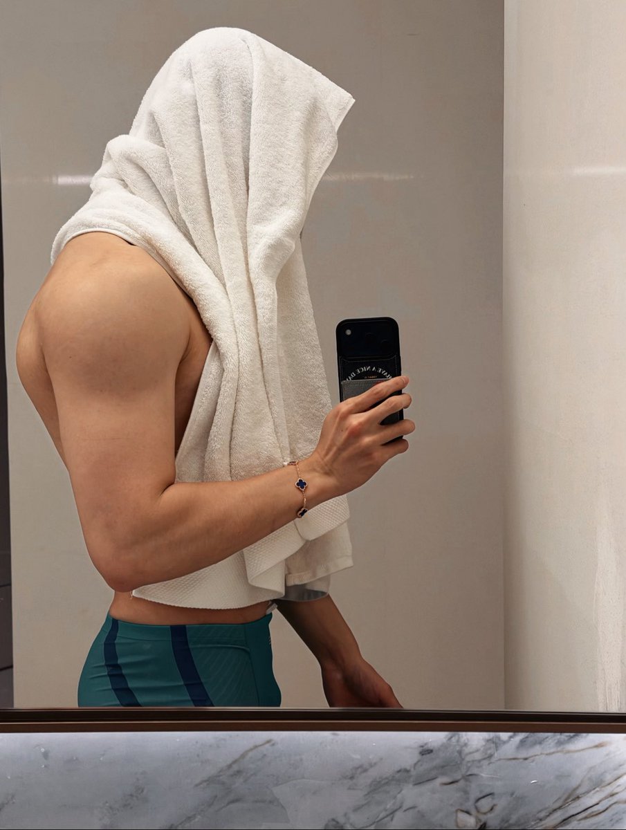 M3Liang's tweet photo. 深夜福利 ＃男菩萨 ＃腹肌 ＃薄肌 ＃心理委员 ＃男妈妈 https://t.co/NEY6RJ6A7E