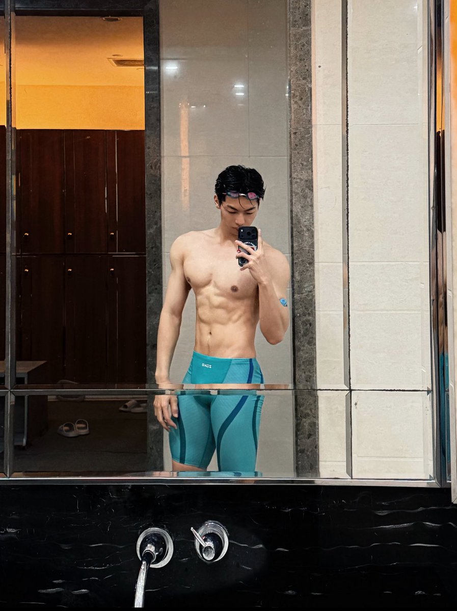 M3Liang's tweet photo. 深夜福利 ＃男菩萨 ＃腹肌 ＃薄肌 ＃心理委员 ＃男妈妈 https://t.co/NEY6RJ6A7E