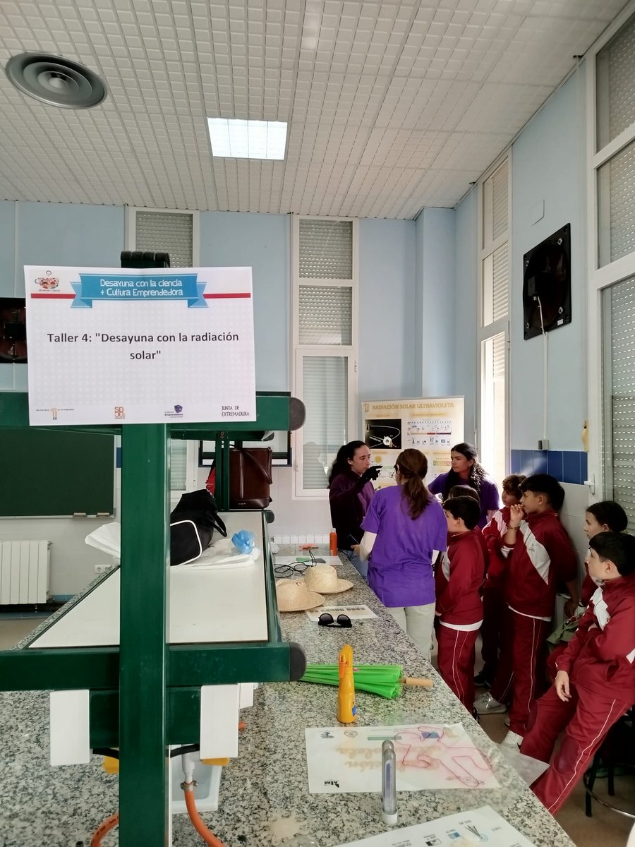 ATMOS_UEx's tweet photo. Hoy hemos compartido el Desayuna con la Ciencia con el alumnado de 5° y 6° del Colegio Sopeña, para aprender sobre la radiación ultravioleta y las medidas de protección solar. ¡Muchas gracias por la visita, esperamos que haya sido interesante y lo hayáis pasado bien! https://t.co/DADgmVCQGv