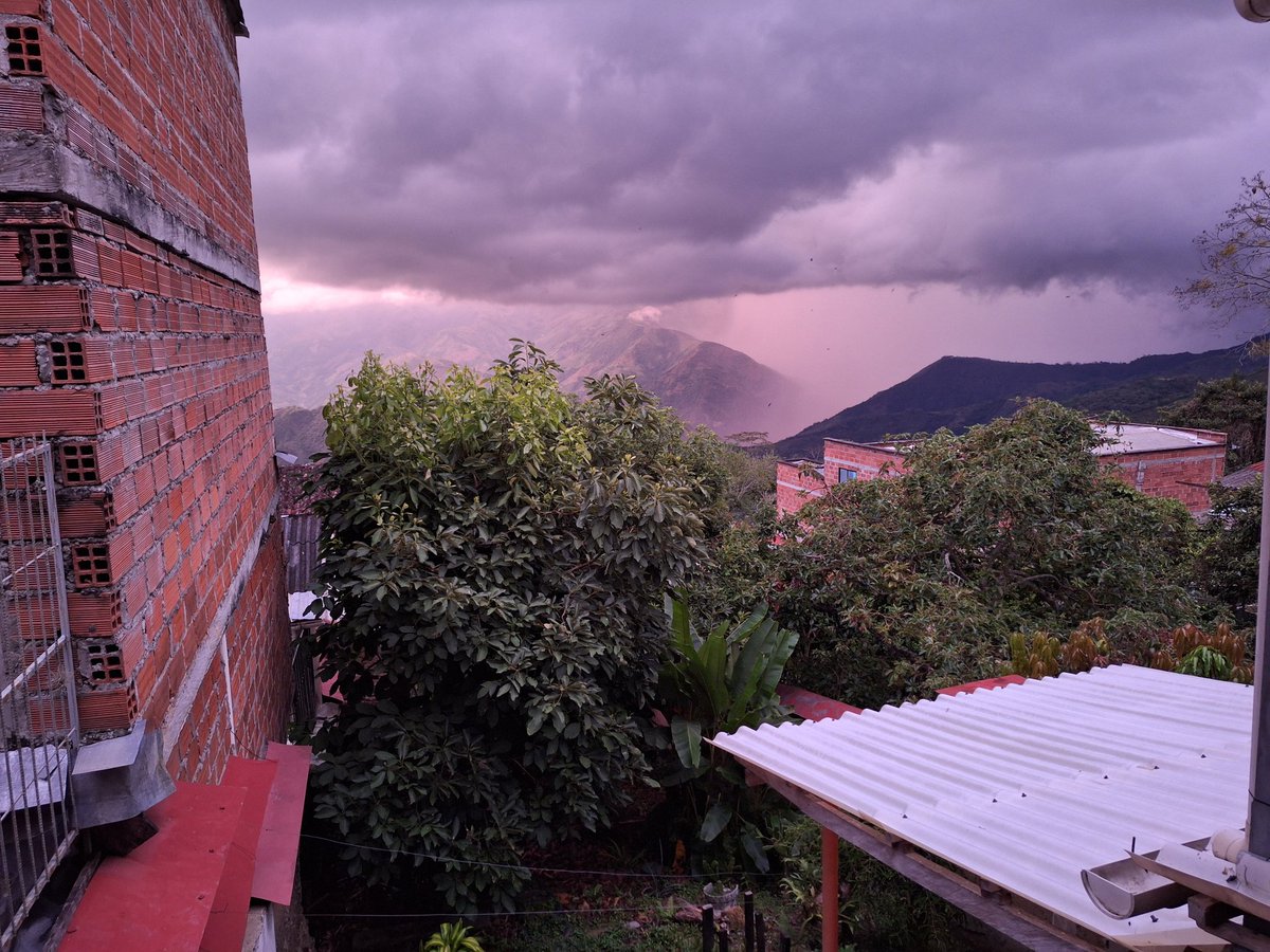 DavidUsuga21's tweet photo. Atardeceres tremendos los que vemos siempre en #Ituango #Antioquia #Colombia 🇨🇴😁 https://t.co/0qtlYZbNs1
