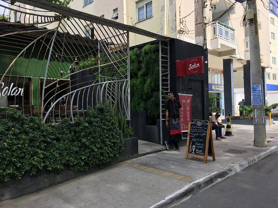 Brenda_viannaf's tweet photo. #BrendaNewsInforma
MAIS UM FIM: O Solar Gastronomia, localizado no Rio Vermelho, anunciou o encerramento das atividades na quinta-feira, 9, após refletir sobre o local ainda durante a pandemia. 

Comandado pela chef Andrea Nascimento, o espaço ficou conhecido como um ponto de encontro entre gastronomia, música e cultura em Salvador, com programação que incluía jazz, samba e celebrações dedicadas a Yemanjá. 

Em nota, a chef agradeceu ao público e colaboradores pela trajetória construída e informou que inicia um período sabático, com planos de desenvolver novos projetos ligados à cozinha afetiva.