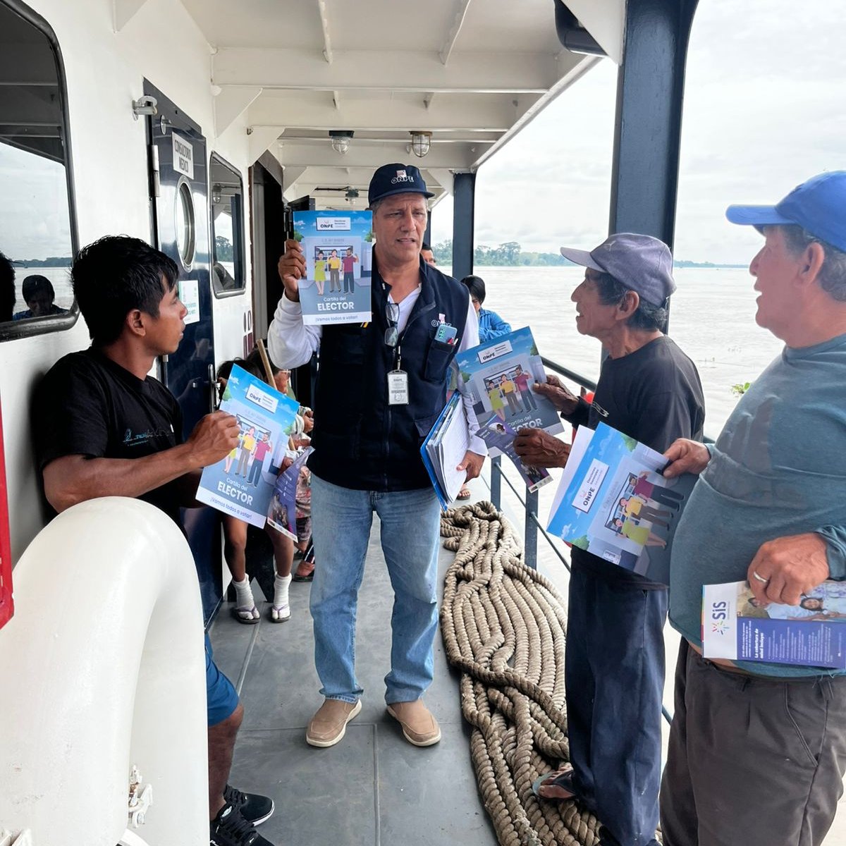 ONPE_oficial's tweet photo. 🛶 A través de las PIAS del @midisperu, con el apoyo de @PNUDperu y @UEenPeru, nuestro #ChalecoAzul Santiago Morey llegó a la comunidad de Mahuizo (distrito de Sarayacu) y a la comunidad de Victoria (distrito de Maquía), en Loreto, para brindar información sobre las #EG2026. https://t.co/W1YohONsYI