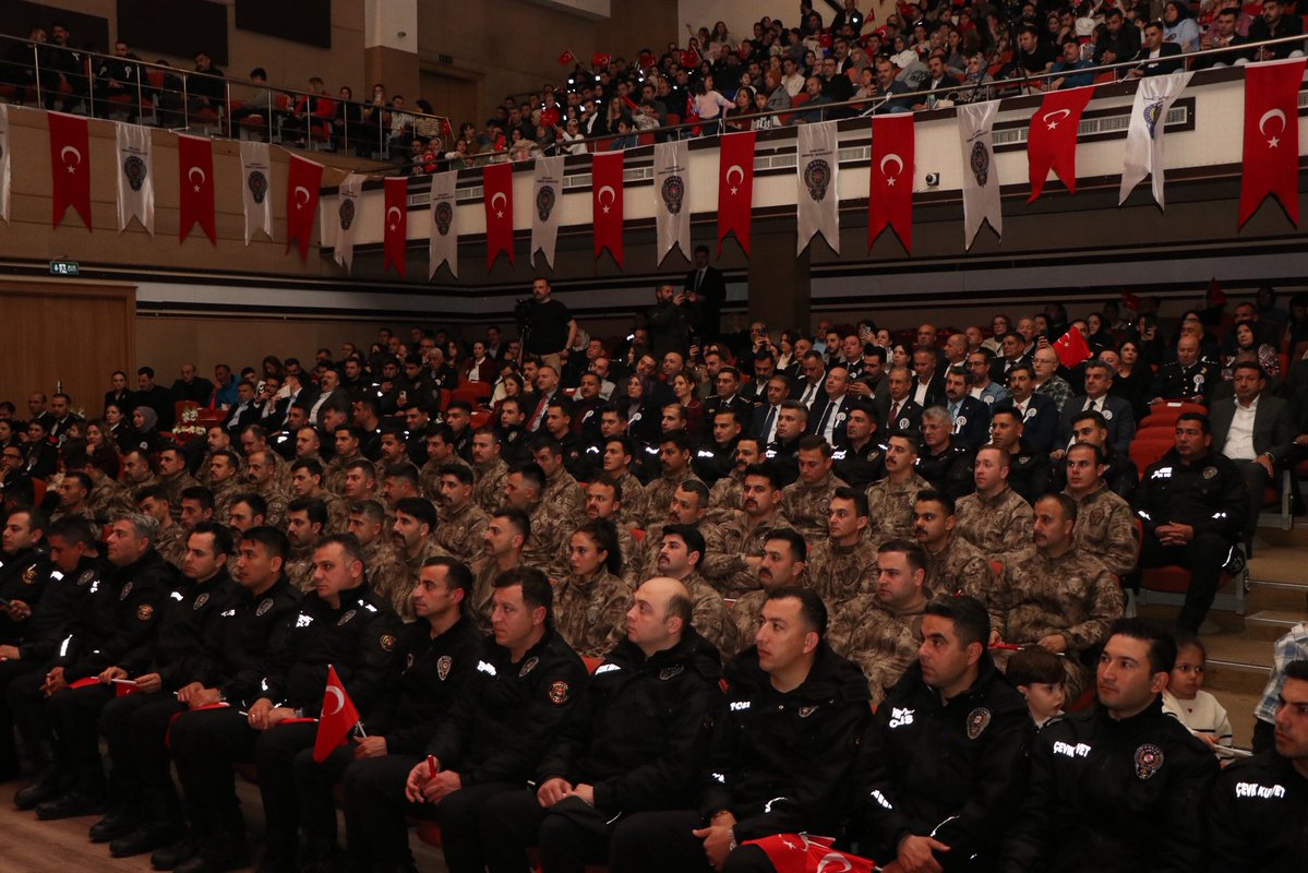 🇹🇷
Türk Polis Teşkilatı’mızın 181. kuruluş yıl dönümü münasebetiyle, Şanlıurfa İl Emniyet Müdürlüğümüz tarafından düzenlenen programa katılarak teşkilat mensuplarımızla bir araya geldik.

Milletimizin huzur ve güvenliği için fedakârca görev yapan tüm polislerimize şükranlarımı