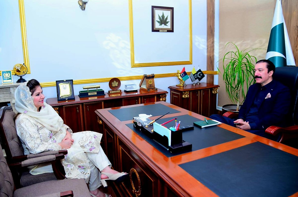 وزیراعظم ازادکشمیر راجہ فیصل ممتاز راٹھور سے شعبہ خواتین کی صدر شاہین کوثر ڈار کی ملاقات  میں انتخابات کی حکمت عملی'خواتین کی تنظیم سازی پر تبادلہ خیال میں عزم کا آظہارکیا  پارٹی نےاس عرصےمیں عوامی مسائل حل کیے ہیں عوامی خدمات کا یہ سلسلہ  جاری رہےگا۔
#Admin social-media-team
