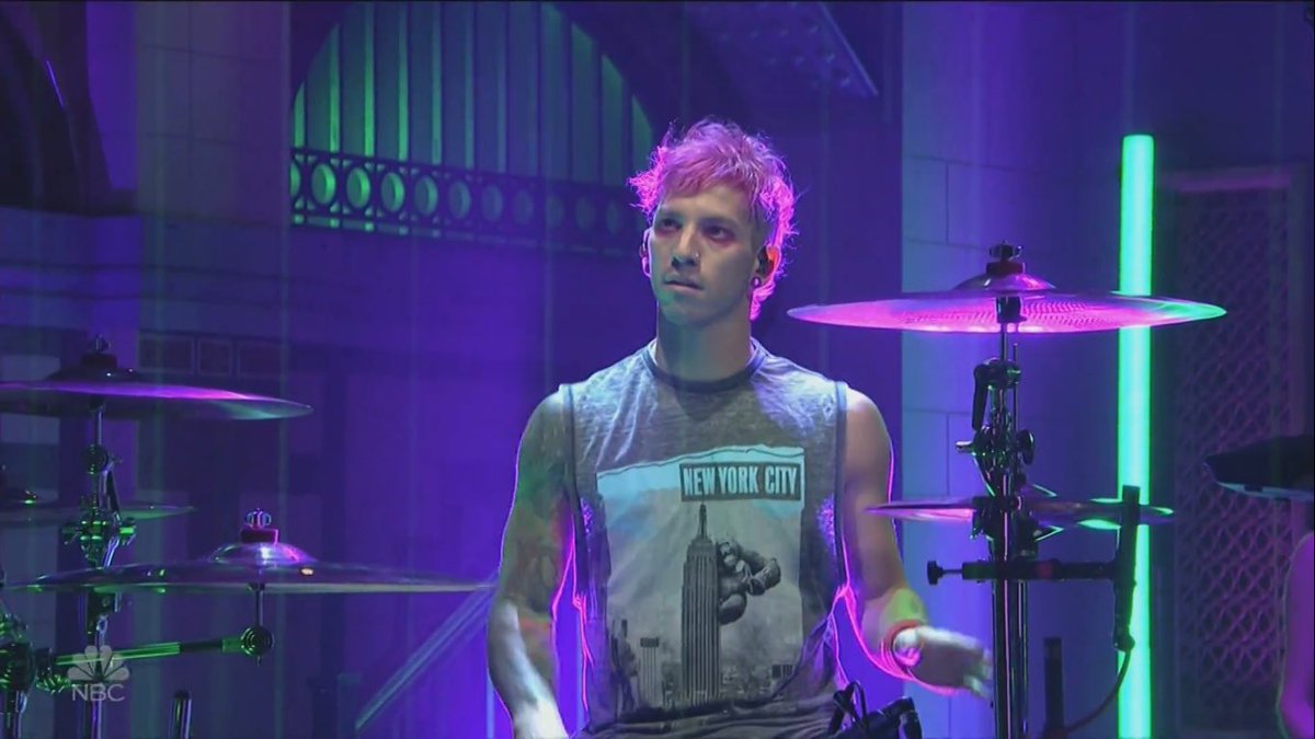 .icy |-/ tweet media