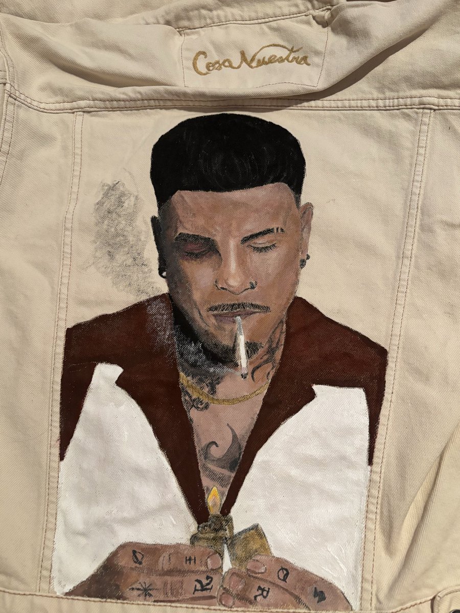flickermutual's tweet photo. ha pasado un año y rauw aún no ha visto la chaqueta que le pinté de cosa nuestra :( https://t.co/Zjj85OcgcR
