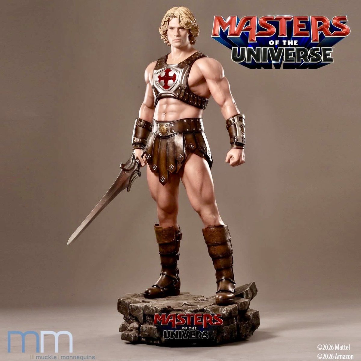 motumovie2026's tweet image. This couldn’t be more perfect! 🤩 Life size He-Man figure. 💪🏽🗡️⚡️ #MastersMovie 

📸 mm_mucklemannequins (ig)

#MastersoftheUniverse #heman #NicholasGalitzine #masters #motu