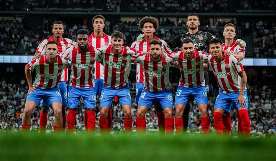 pauvd8's tweet photo. Sobre el terreny de joc l’equipació retro del Girona encara és més bonica. https://t.co/zzlNVp37TK