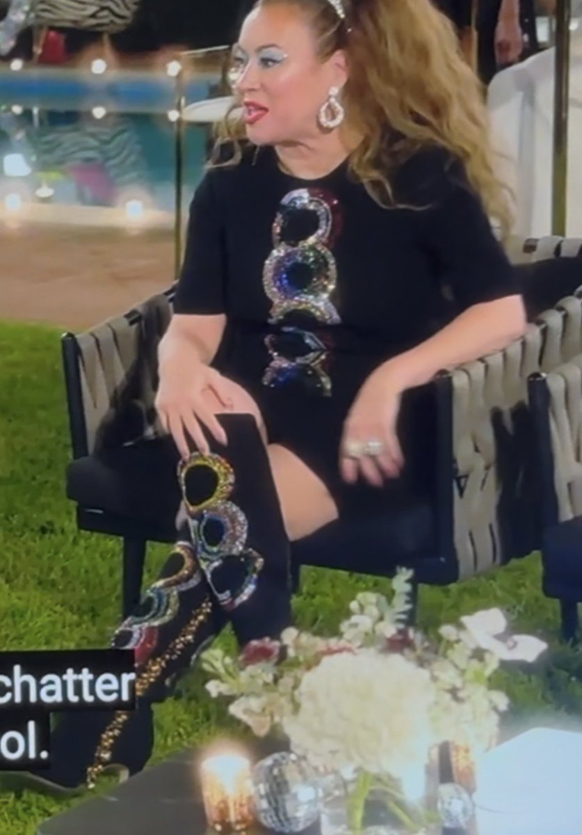 TheRoozGBN's tweet image. #Tilly just brings it ! Those boots! That dress ! Love love love ! #ShiShiShiDarling 🩷🩷😂🏴󠁧󠁢󠁳󠁣󠁴󠁿 @JenniferTilly if your ever done with that outfit could you please sell it to me for an affordable price 🤷🏽‍♀️😂(regular persons affordable)
😂🩷🏴󠁧󠁢󠁳󠁣󠁴󠁿#RHOBH