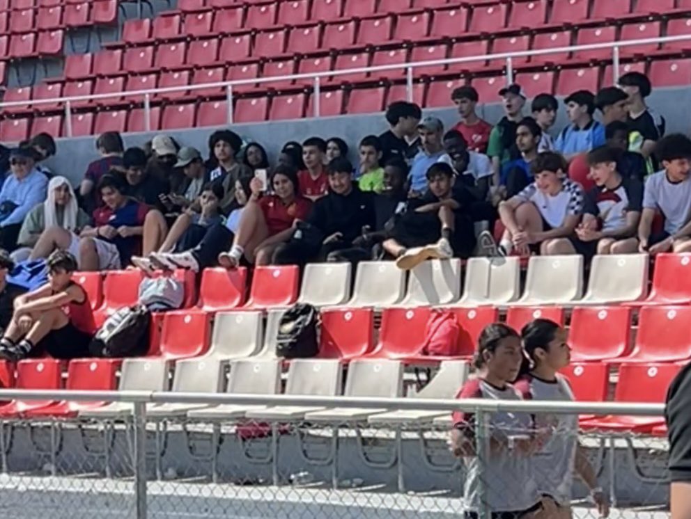 mlluisvall's tweet photo. Avui hem assistit a les Olimpíades x Valientes;  una jornada esportiva, educativa i solidàris org. pel @CEVOTerrassa i l’associació Policies x Valientes per l’alumnat de 3r i 4t d’ESO.

Els diners recollits es destinaran per a la investigació del càncer infantil. https://t.co/r36IaXeb4s