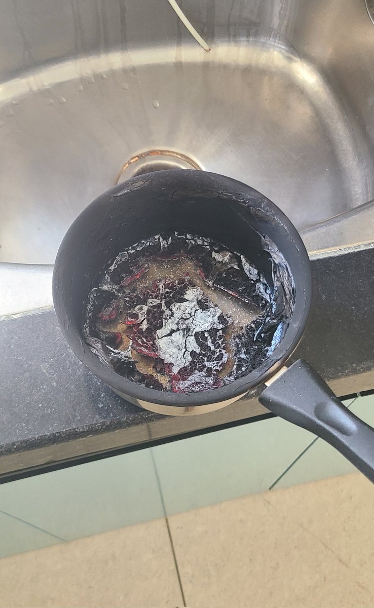 AshmitTiwari20's tweet image. Gas par doodh garam karne rakha tha…
ab ghar me investigation committee baithne wali hai 💀😂
Doodh jal gaya…
ab mummy ka gussa bhi full cream me aayega 
घर छोड़ना ही ठीक रहेगा...मुझे लगता है..आपकी क्या राय है? 
#Relatable #MiddleClassLife #GharKaScene #LifeFail