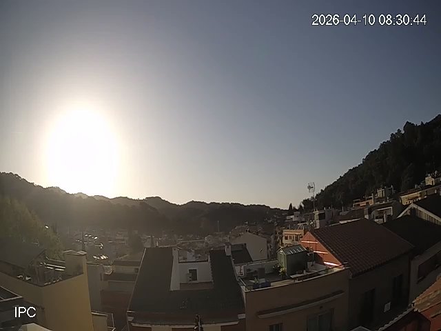 MeteoAdM's tweet image. #Bonvespre des de la part alta d'#ArenysdeMunt Si ahir vam arribar els 22,7°C, avui el vent dels SSO ha fet de les seves disparant el 🌡️fins el 25,8°C com si fóssim a finals de maig principis de juny i tot plegat en una jornada molt encalitjada per la #polsensuspensió 👇