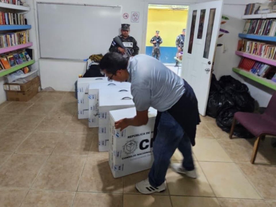Personal de la Base Naval de Guanaja brinda apoyo en la custodia, transporte, vigilancia y seguridad de 13 maletas electorales y una maleta de contingencia, en el marco de las Elecciones Especiales del municipio de Guanaja, programadas para este domingo 12 de abril de 2026.